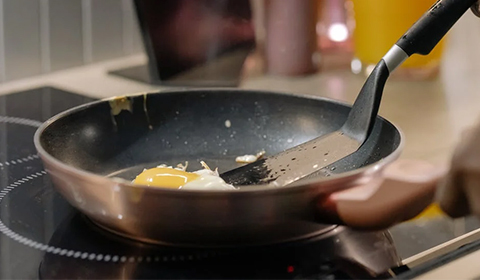 Daily maintenance of non-stick pan